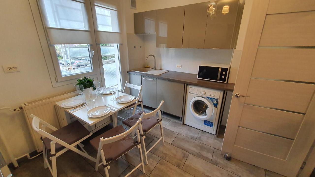 Appartement Avec Parking Gratuit Proche De Village De Marque Bourgoin-Jallieu Exteriör bild