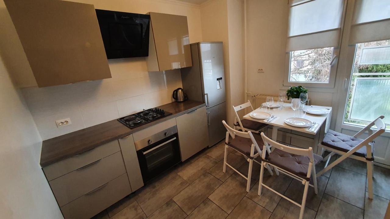 Appartement Avec Parking Gratuit Proche De Village De Marque Bourgoin-Jallieu Exteriör bild