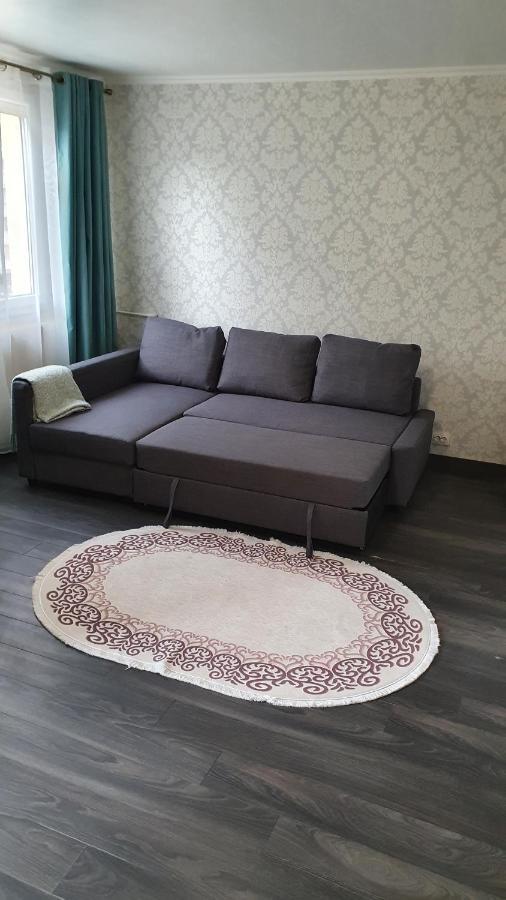Appartement Avec Parking Gratuit Proche De Village De Marque Bourgoin-Jallieu Exteriör bild